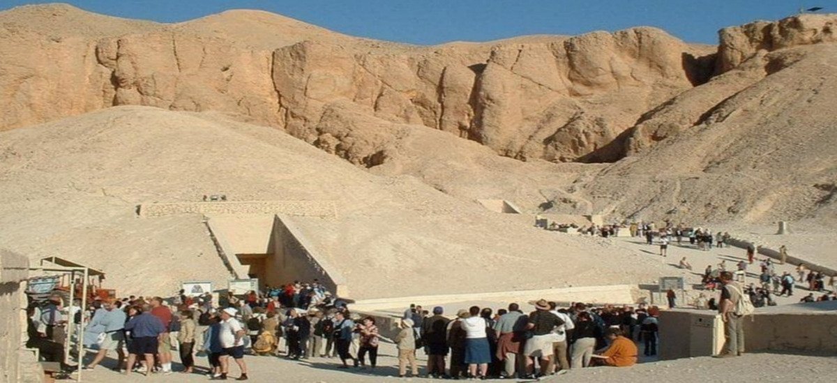 Valley-of-the-Kings-Landscape-with-Desert-Cliffs-and-Tourists-at-Tomb-Entrances